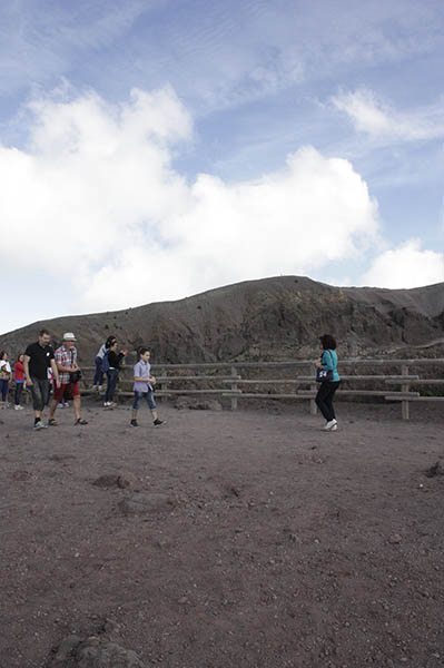 Un momento della visita al cono del Vesuvio FP (2)